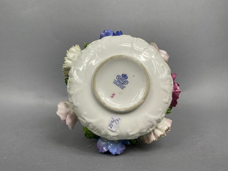 AINSLEY - Bouquet de fleurs en porcelaine émaillée reposant sur un petit pied -…