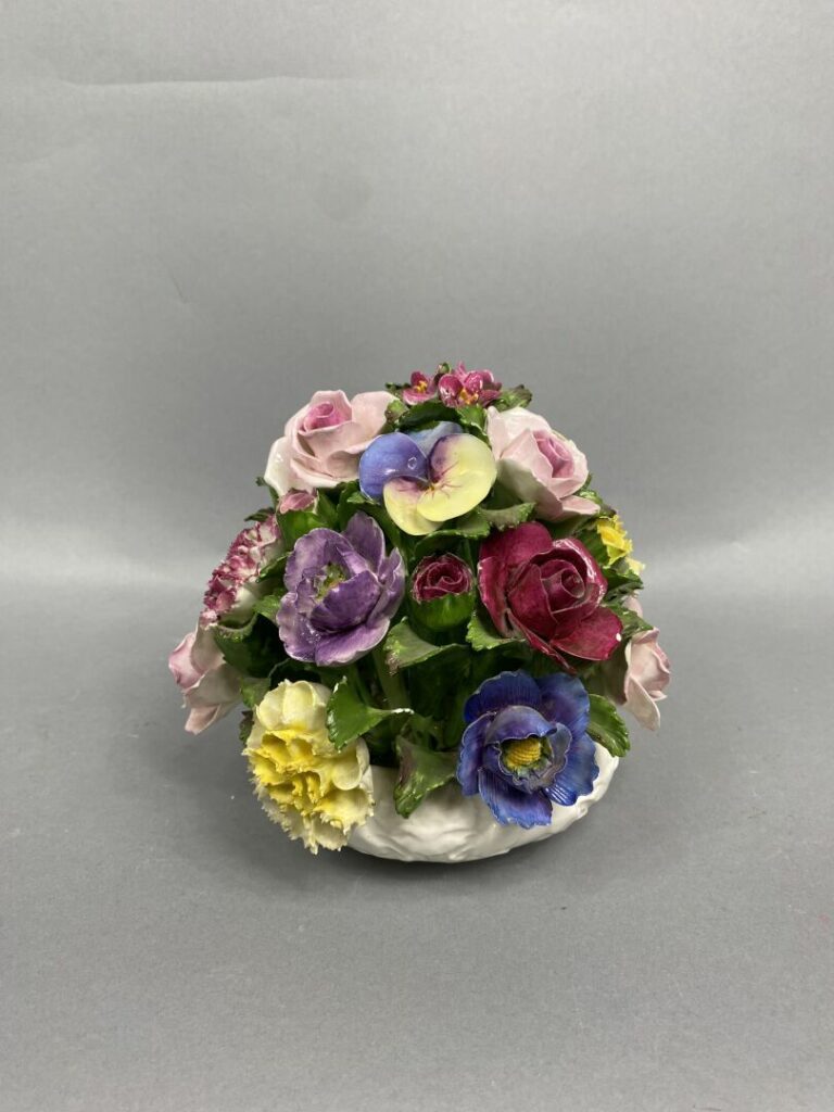AINSLEY - Bouquet de fleurs en porcelaine émaillée reposant sur un petit pied -…