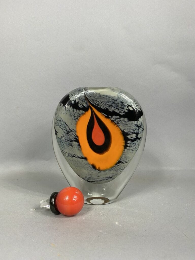 Alain GUILLOT (né en 1948) - Vase méplat en verre à panse aplatie à décor de go…