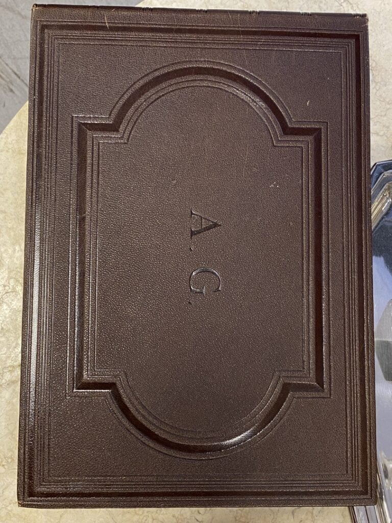 Album amicorum. Album in-8 oblong, cartonnage en maroquin marron monogrammé AG…