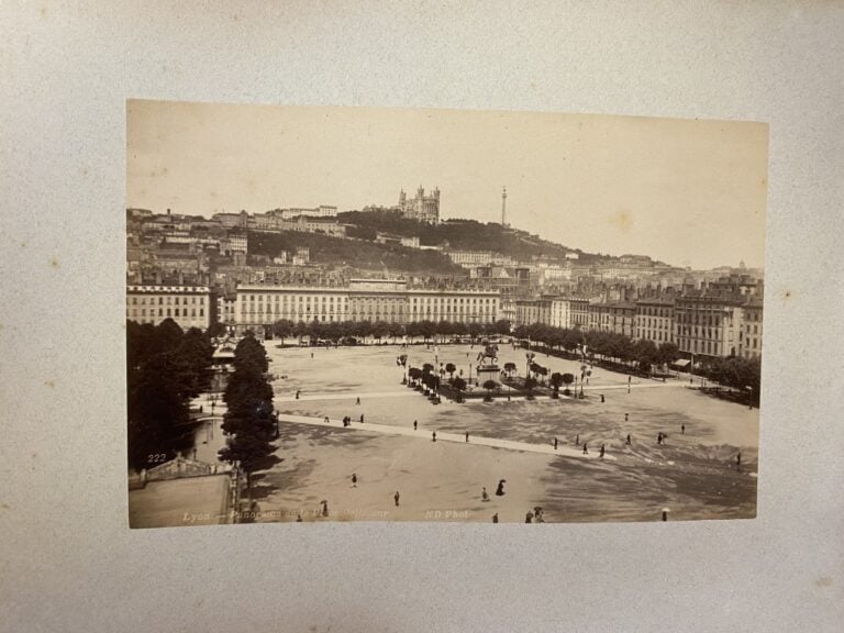 Album de photographies anciennes, présentées dans un album titré sur le premier…