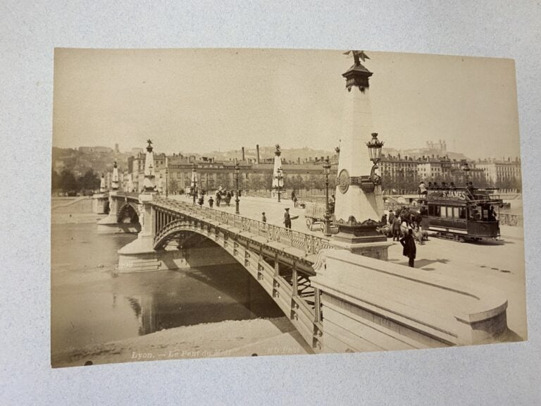 Album de photographies anciennes, présentées dans un album titré sur le premier…