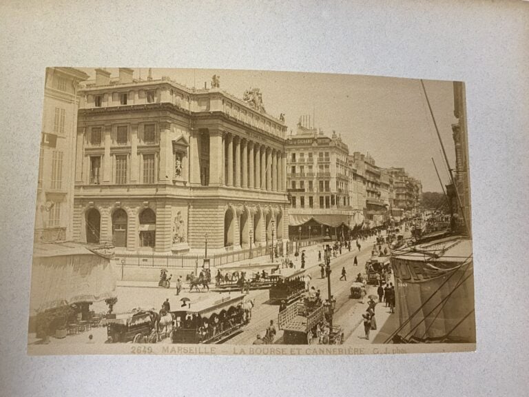 Album de photographies anciennes, présentées dans un album titré sur le premier…