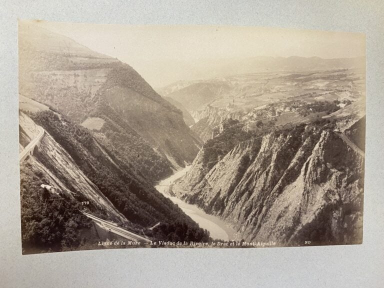 ALBUM PHOTOS (Fin XIX° siècle) : Sur le plat : Souvenirs de voyage 1897. - Albu…