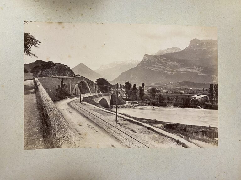 ALBUM PHOTOS (Fin XIX° siècle) : Sur le plat : Souvenirs de voyage 1897. - Albu…