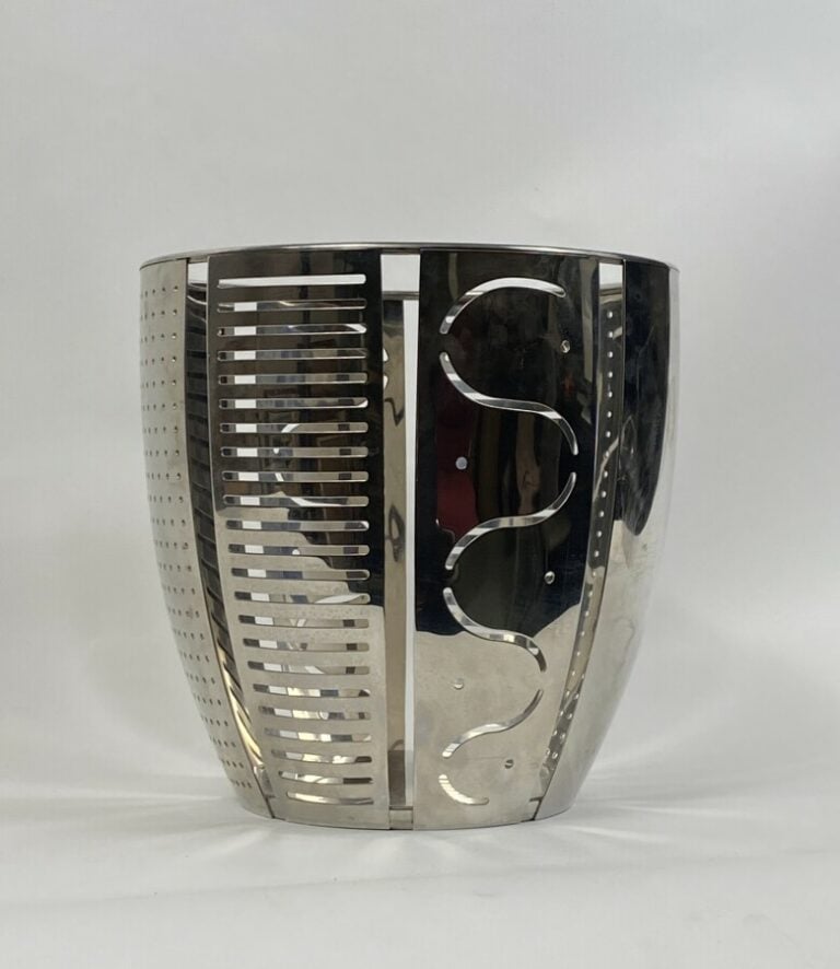 ALESSI.Seau à agrumes en métal à décor géométrique repercé. Hauteur : 22 cm…