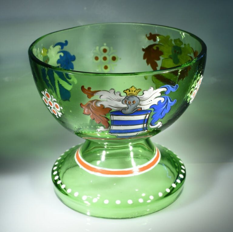 Allemagne. Coupe en verre vert à décor polychrome de 3 blasons et décors géomét…