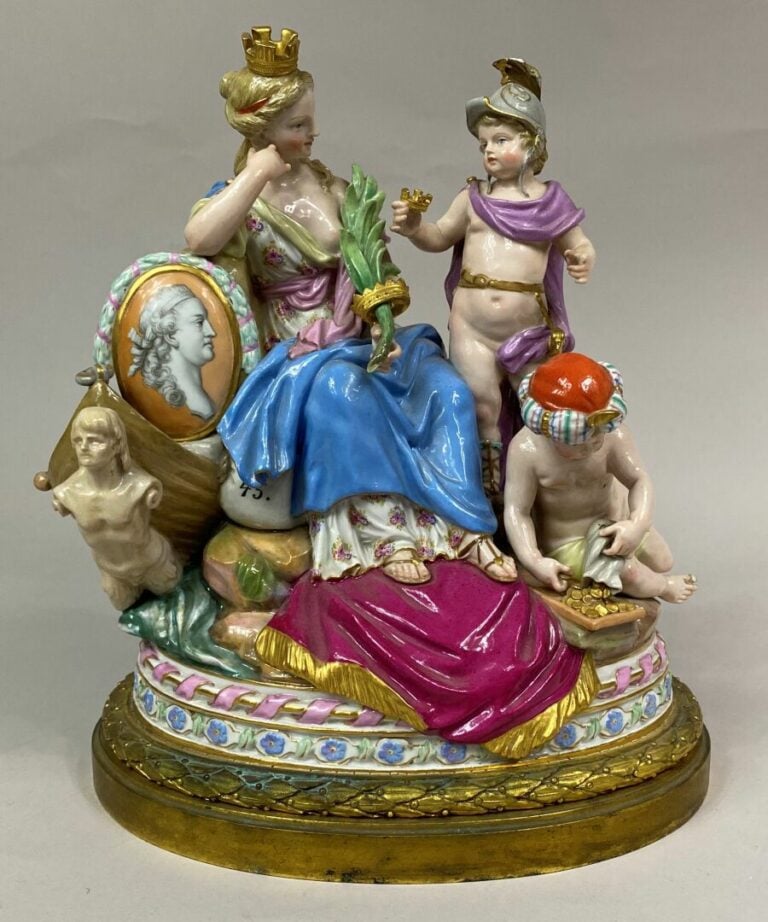 ALLEMAGNE, MEISSEN - Grand groupe sur socle ovale représentant une reine couron…