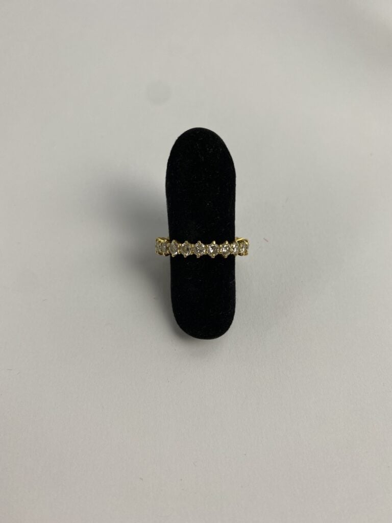 Alliance américaine en or jaune (750) ornée de diamants taille brillant en sert…