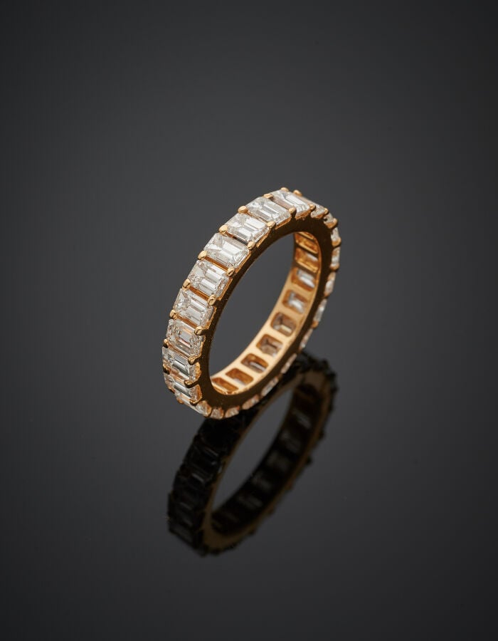 ALLIANCE en or jaune (750‰) serti d'un alignement de diamants taille émeraude.…