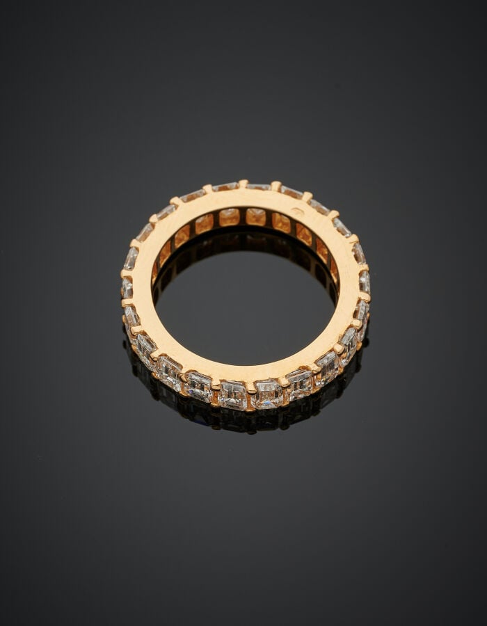 ALLIANCE en or jaune (750‰) serti d'un alignement de diamants taille émeraude.…
