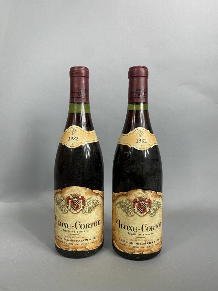Aloxe Corton - Lot de deux bouteilles, 1982 - (bas goulot)