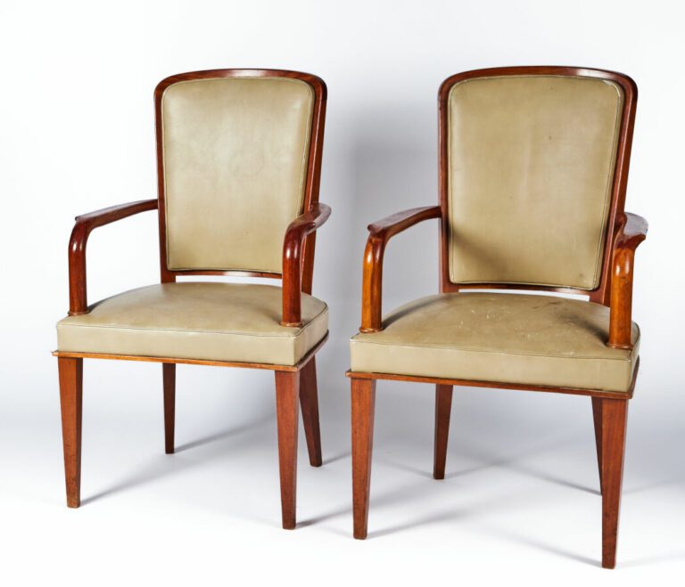André ARBUS (1903-1969) - Suite de quatre fauteuils en acajou à accotoirs en ai…