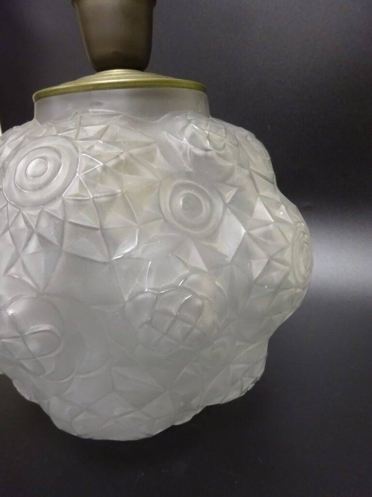 ANDRE HUNEBELLE (1896-1985) ET R.COGNEVILLE. - Vase Dahlia en verre moulé press…