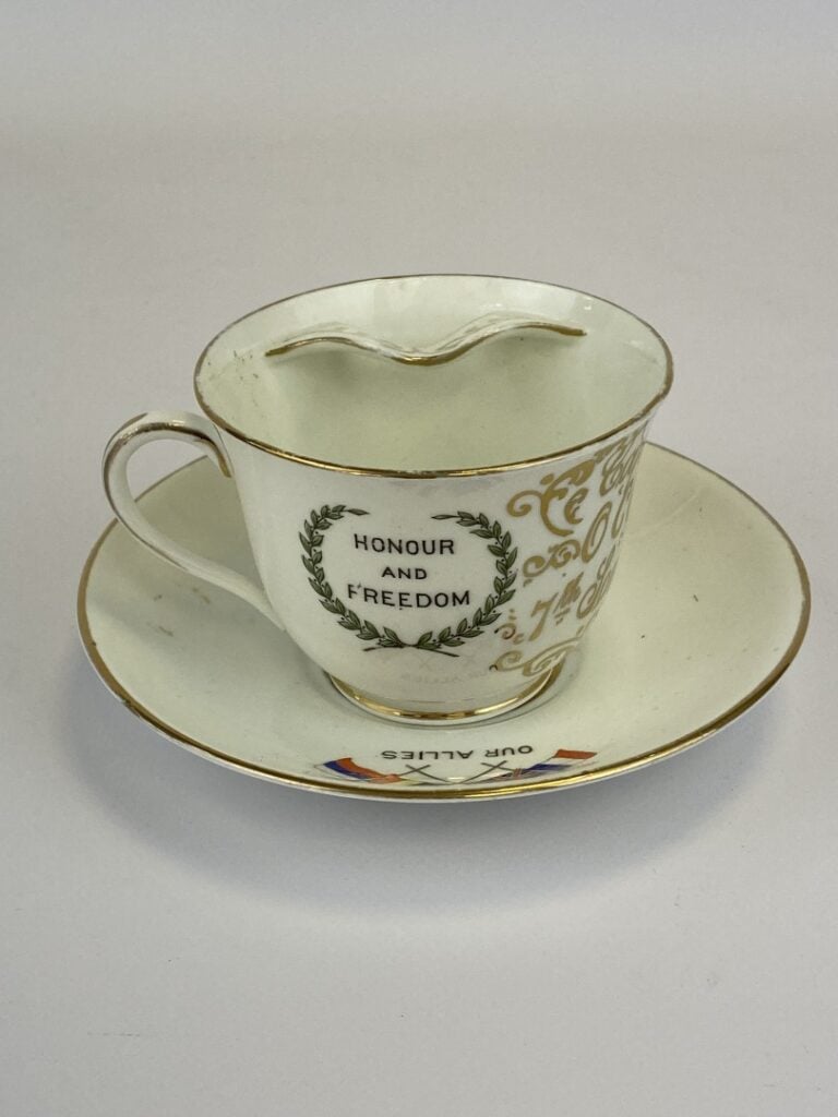 ANGLETERRE - Tasse à moustache droitier de collection portant l'inscription "Ho…