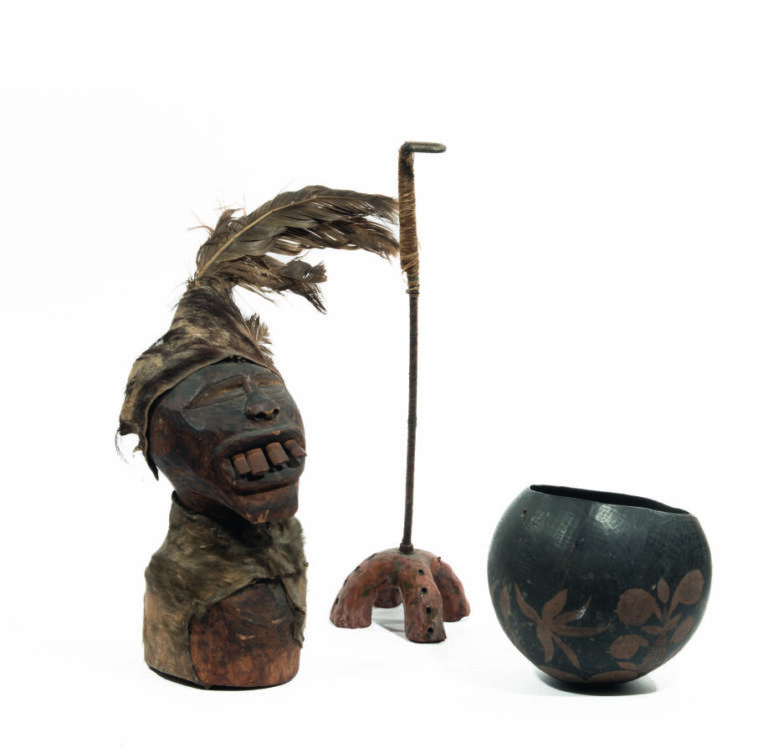 ANONYME XXème Siècle Tête avec chapeau et plume Bois sculpté , plume et peau Ha…