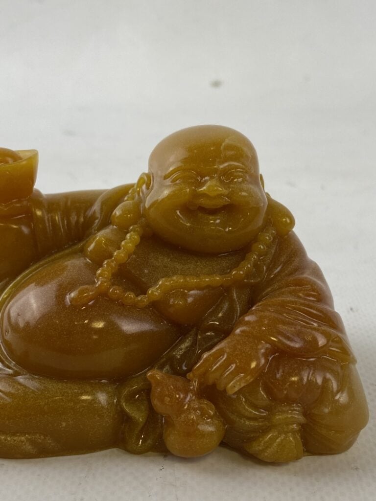 AR /Bouddha imitant la pierre dure aventurinée - Chine - Il est allongé tenant…