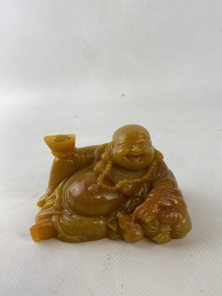 AR /Bouddha imitant la pierre dure aventurinée - Chine - Il est allongé tenant…