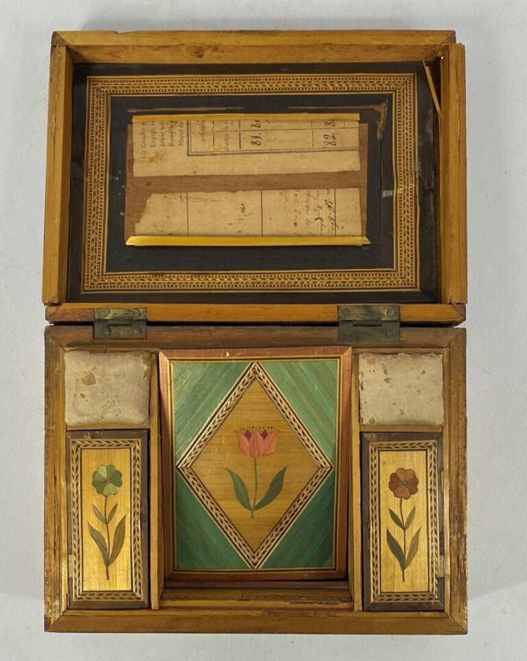 AR / Coffret en marqueterie de paille, le couvercle à décor d'un port avec voil…