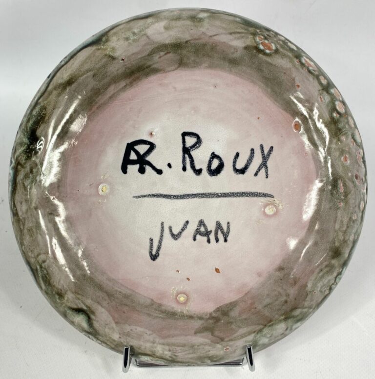 AR. ROUX, Juan - Assiette en céramique à décor moucheté principalement rouge -…