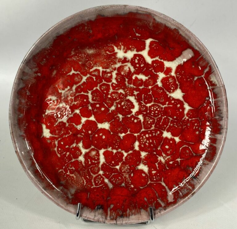AR. ROUX, Juan - Assiette en céramique à décor moucheté principalement rouge -…