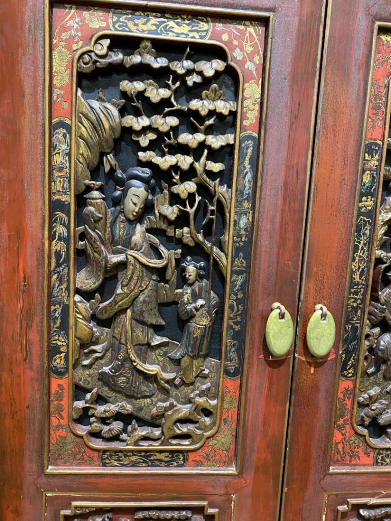 Armoire en bois sculpté laqué rouge et doré, dans le goût Ningbao, - Chine - Ou…