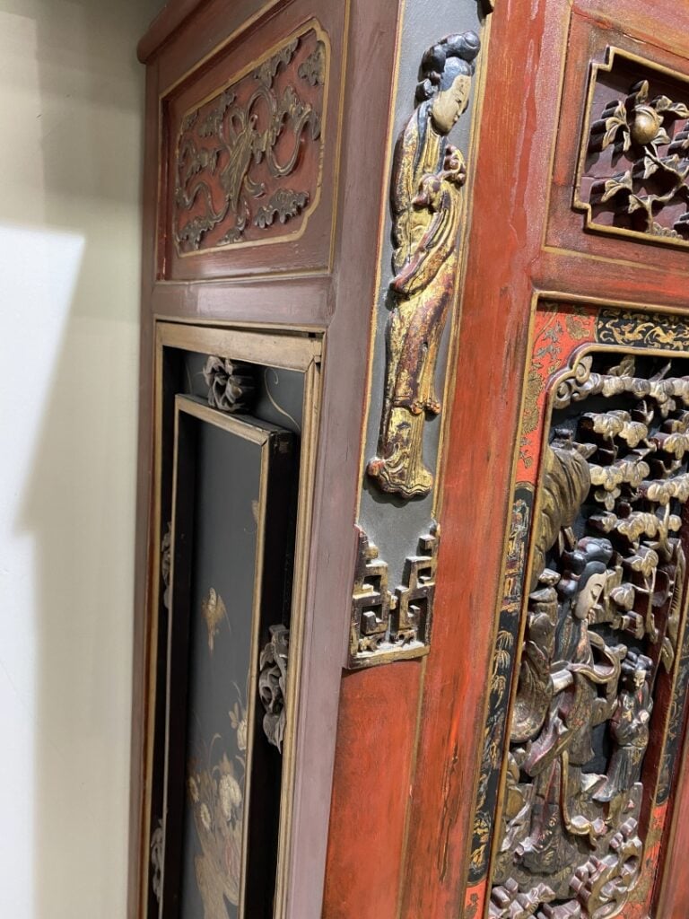 Armoire en bois sculpté laqué rouge et doré, dans le goût Ningbao, - Chine - Ou…