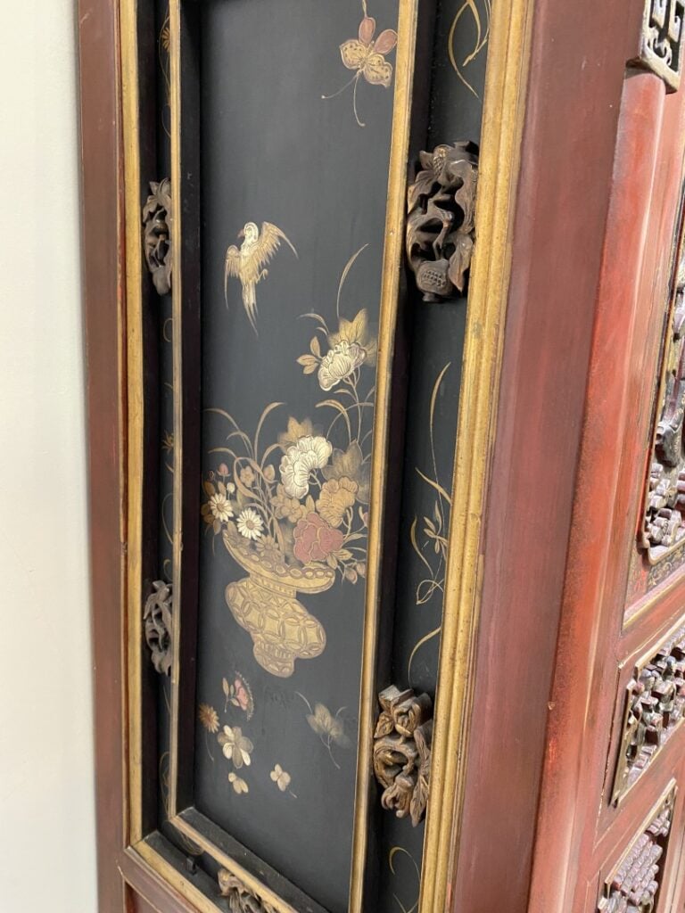 Armoire en bois sculpté laqué rouge et doré, dans le goût Ningbao, - Chine - Ou…
