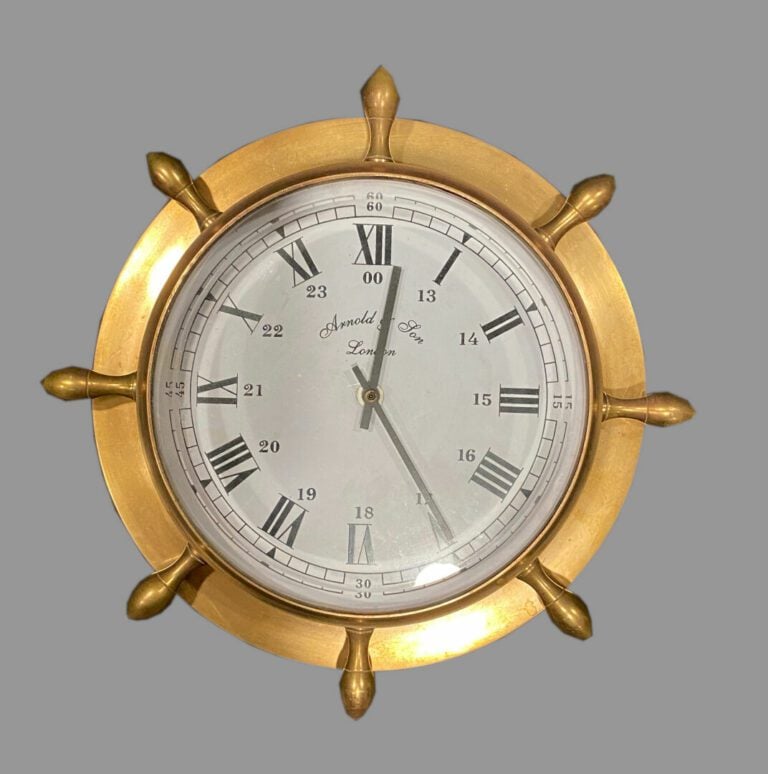 ARNOLD & SON London - Pendule en bronze en forme de barre à roue, cadran à fond…
