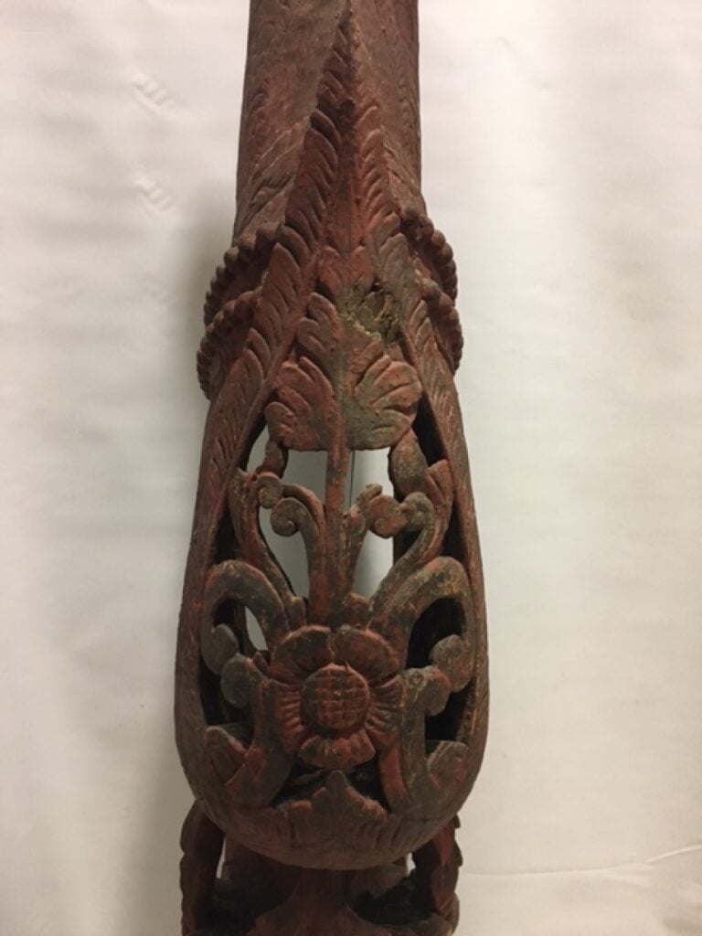 ASIE DU SUD EST - Elément décoratif en bois laqué rouge, sculpté à décor de fle…