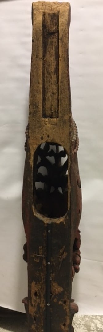 ASIE DU SUD EST - Elément décoratif en bois laqué rouge, sculpté à décor de fle…