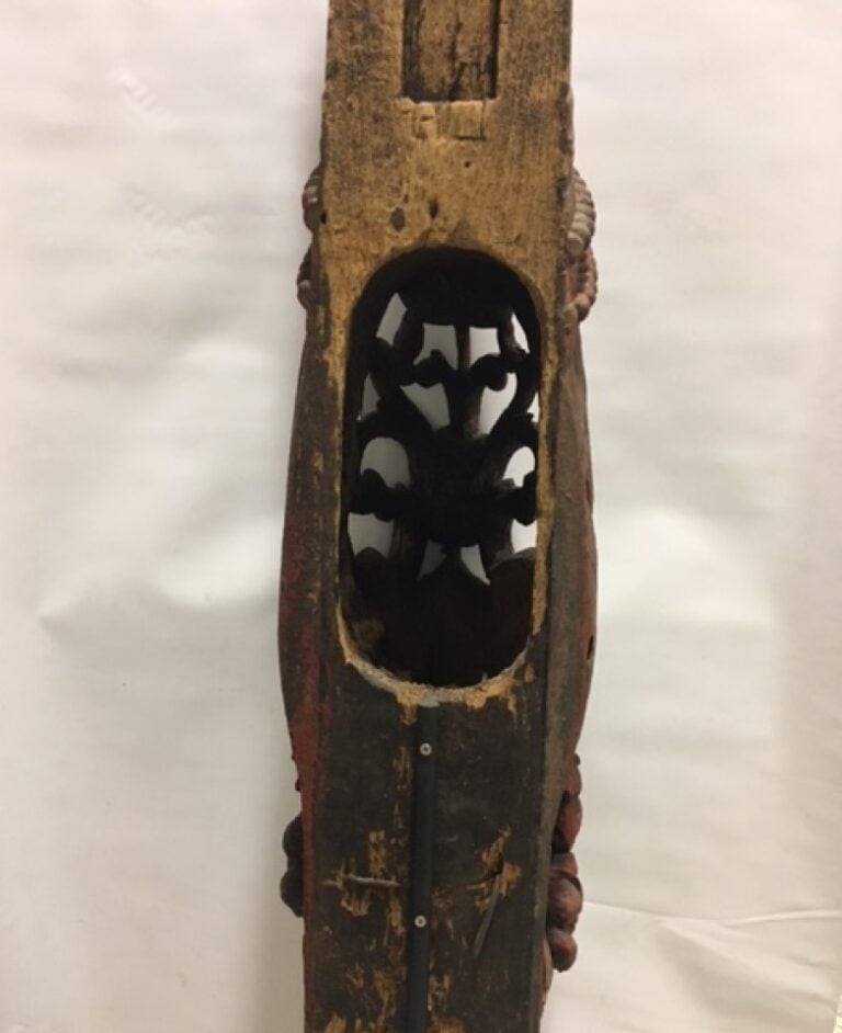 ASIE DU SUD EST - Elément décoratif en bois laqué rouge, sculpté à décor de fle…