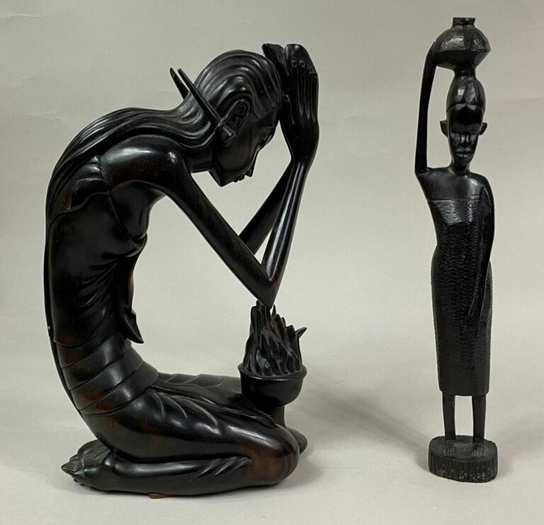 ASIE DU SUD-EST - Sujet sculpté en palissandre figurant une femme agenouillée e…