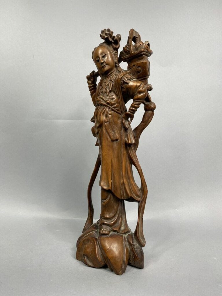 ASIE - Ensemble de deux sujets en bois sculpté, l'un en bois noirci et l'autre…