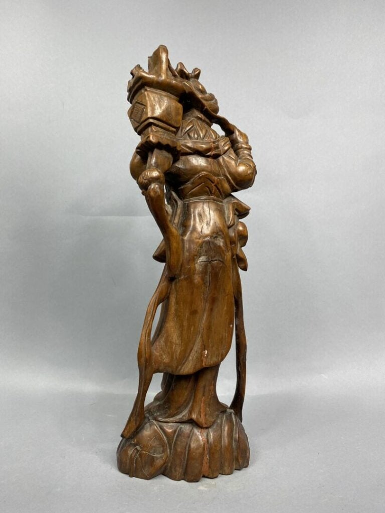 ASIE - Ensemble de deux sujets en bois sculpté, l'un en bois noirci et l'autre…