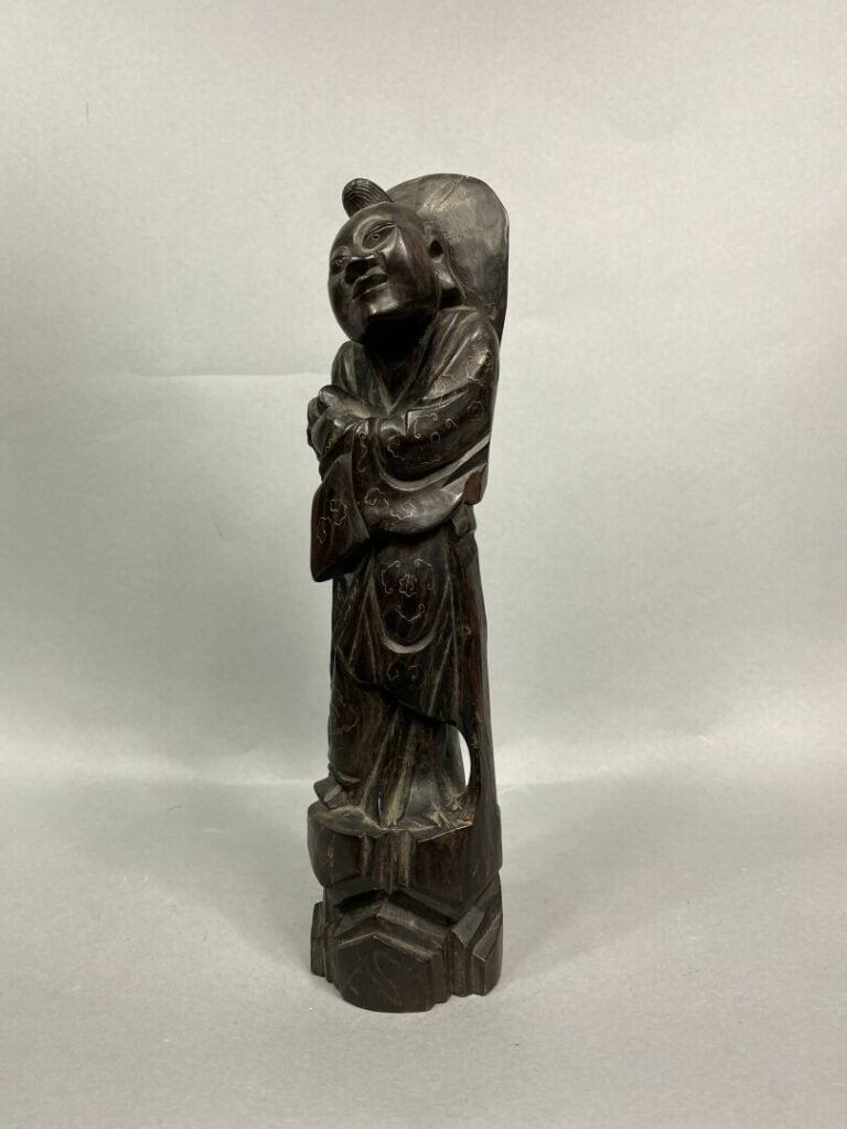 ASIE - Ensemble de deux sujets en bois sculpté, l'un en bois noirci et l'autre…