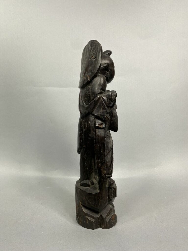 ASIE - Ensemble de deux sujets en bois sculpté, l'un en bois noirci et l'autre…