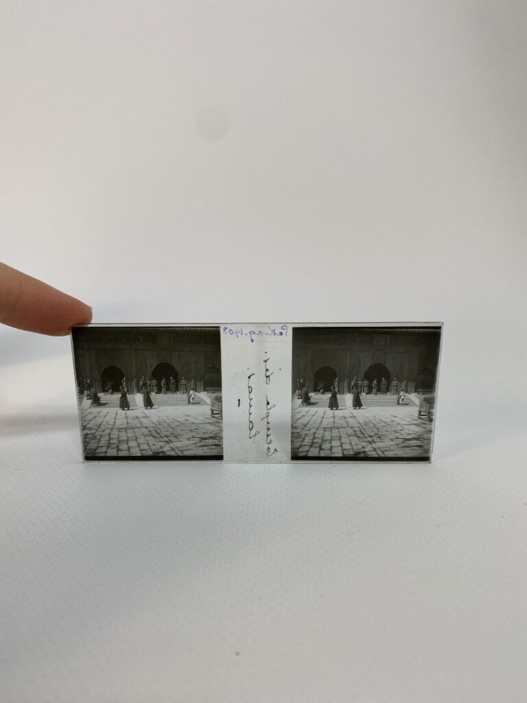 ASIE - Ensemble d'une vingtaine de plaques photographiques stéréoscopiques sur…
