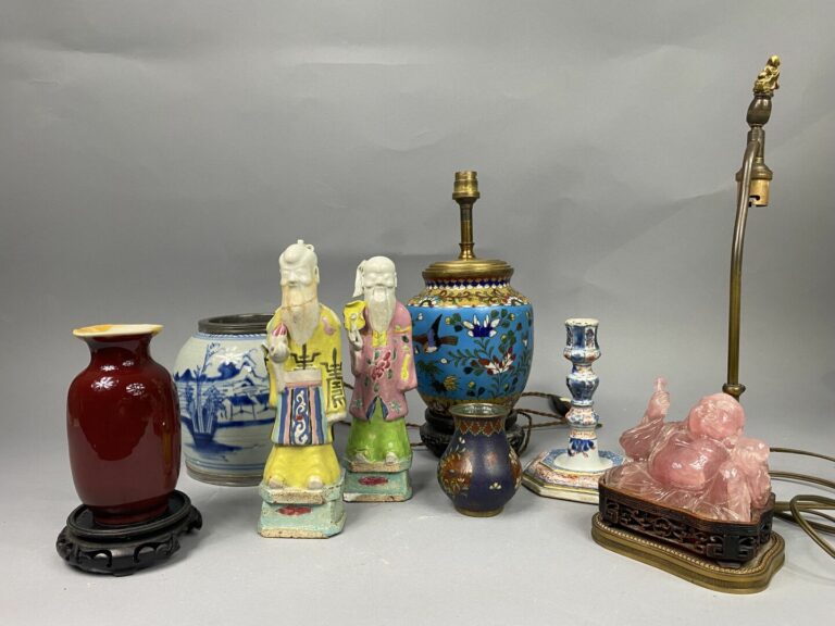Asie - Lot d'objets asiatiques comprenant une potiche en porcelaine bleu blanc…
