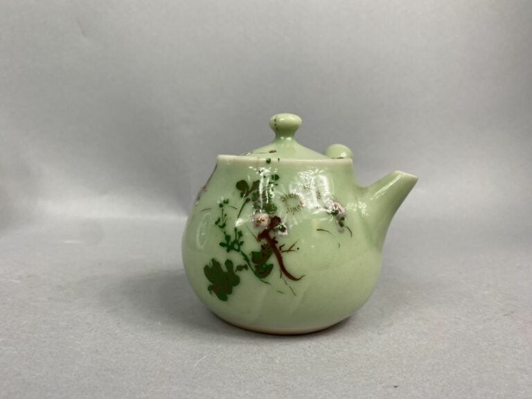 Asie, XX siècle - Ensemble d'objets comprenant un vase en émaux cloisonné à déc…