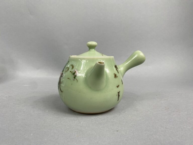 Asie, XX siècle - Ensemble d'objets comprenant un vase en émaux cloisonné à déc…