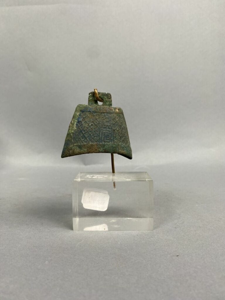 Asie, XX siècle - Ensemble d'objets comprenant un vase en émaux cloisonné à déc…