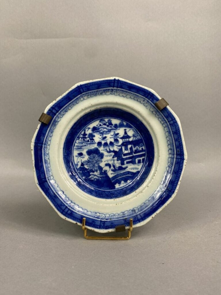 Asie, XX siècle - Ensemble d'objets comprenant un vase en émaux cloisonné à déc…