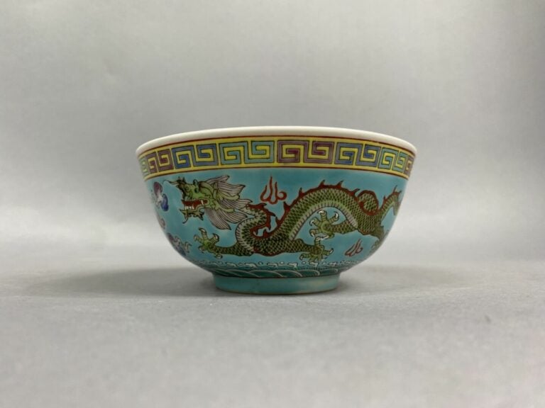 Asie, XX siècle - Ensemble d'objets comprenant un vase en émaux cloisonné à déc…