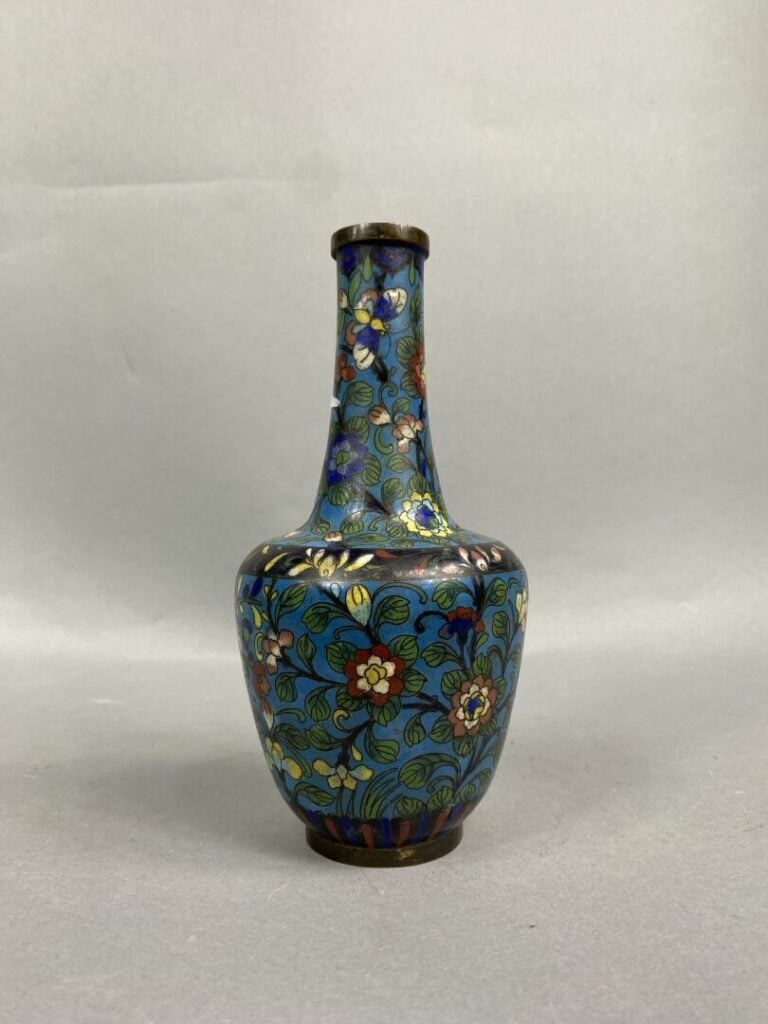 Asie, XX siècle - Ensemble d'objets comprenant un vase en émaux cloisonné à déc…