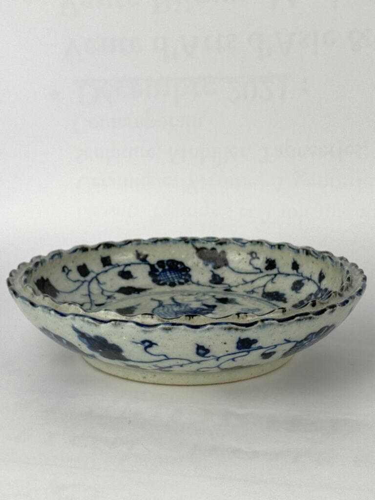 Assiette creuse en faïence émaillé blanc bleu - Chine - De forme polylobée en b…
