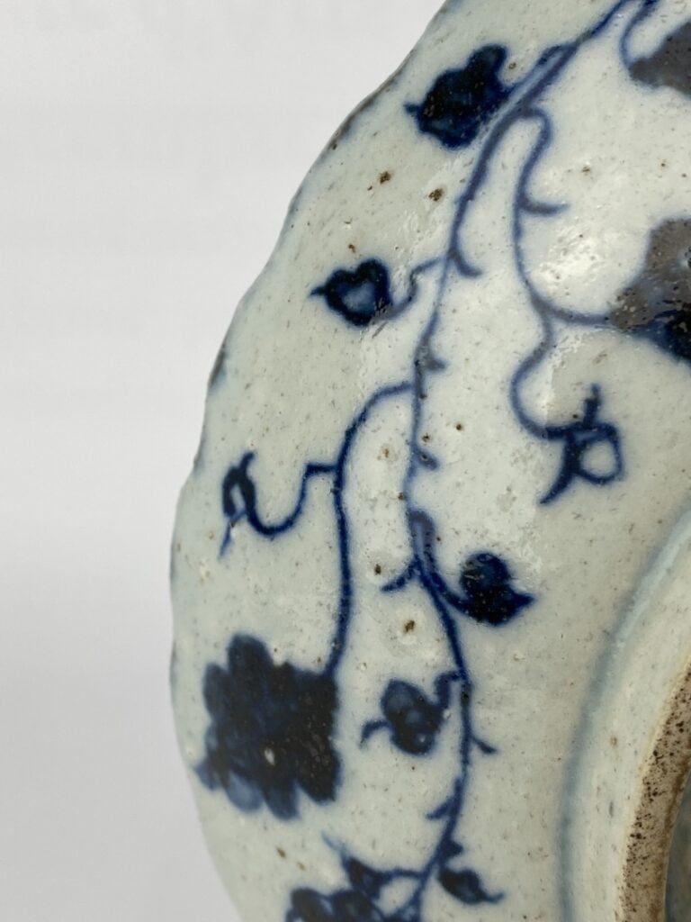 Assiette creuse en faïence émaillé blanc bleu - Chine - De forme polylobée en b…