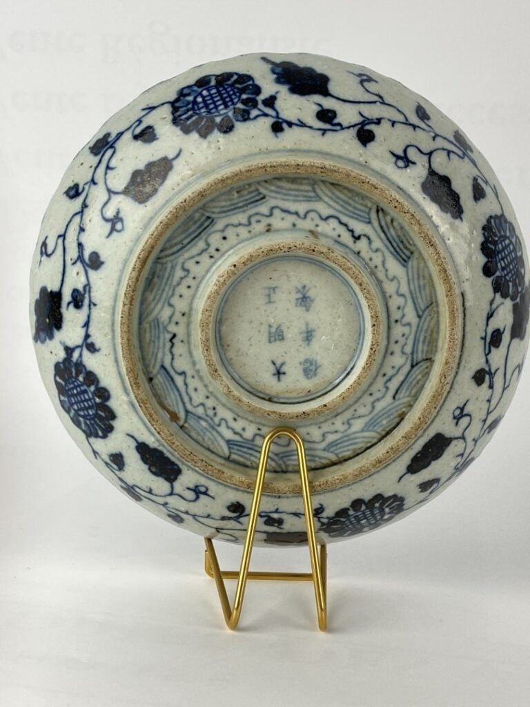 Assiette creuse en faïence émaillé blanc bleu - Chine - De forme polylobée en b…