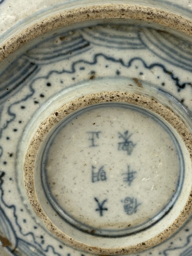 Assiette creuse en faïence émaillé blanc bleu - Chine - De forme polylobée en b…