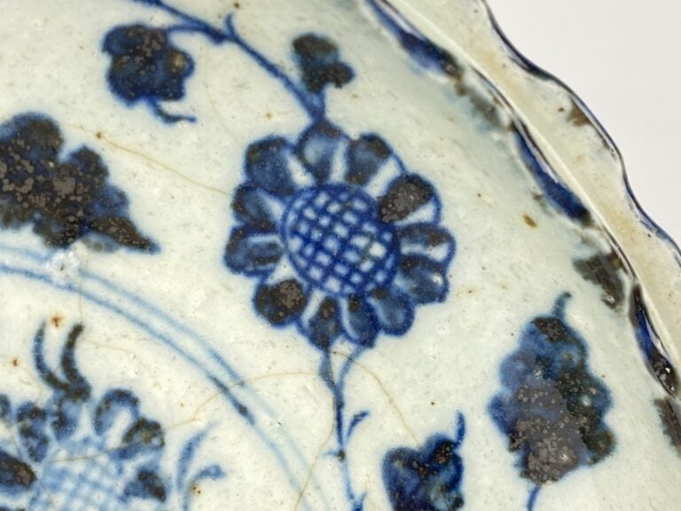 Assiette creuse en faïence émaillé blanc bleu - Chine - De forme polylobée en b…